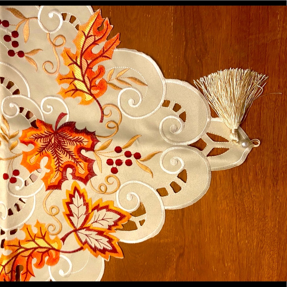 🍁Autumn Leaves Embroidered Table Runner NEW 🦃